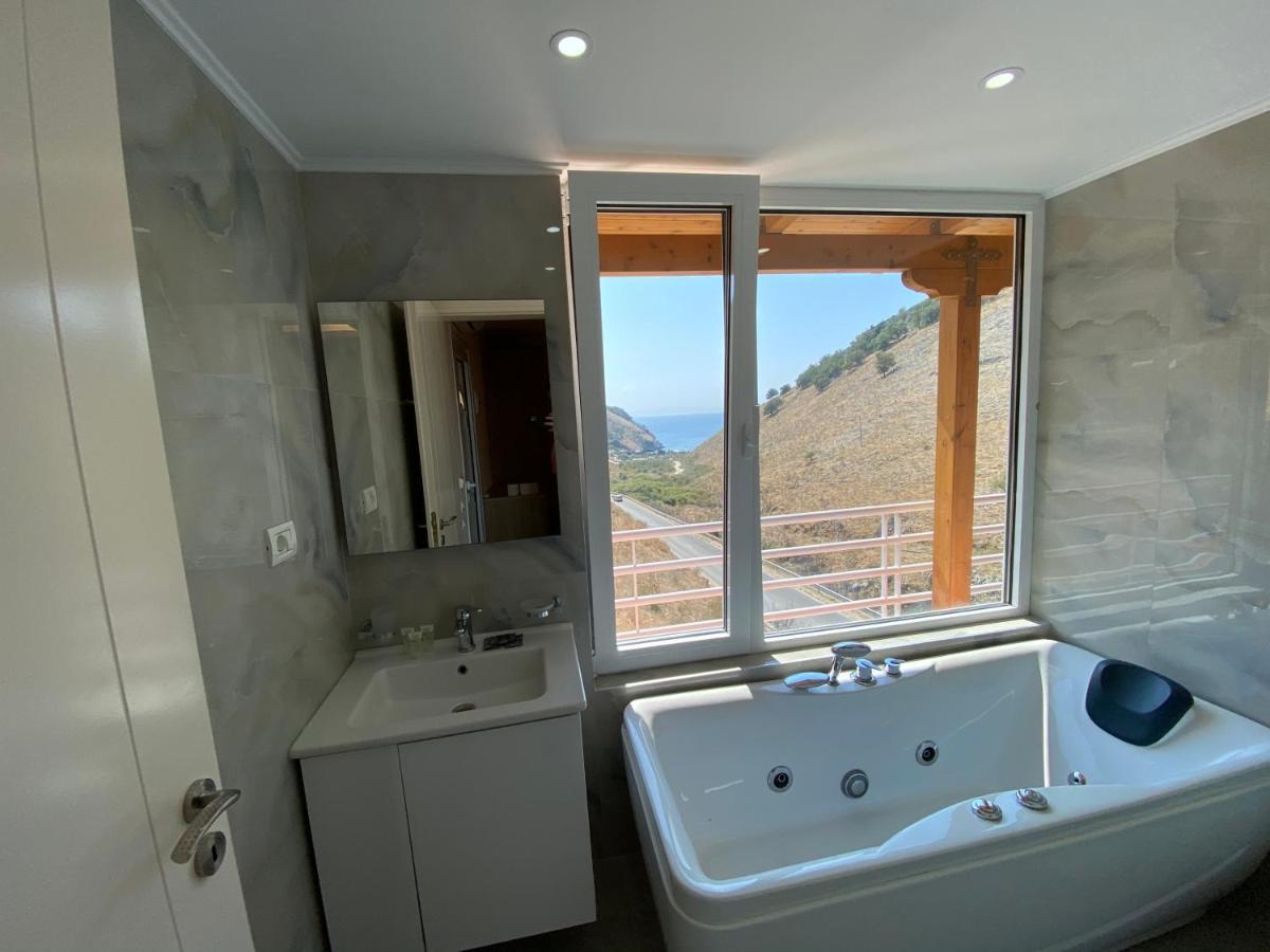 Karos Llaman Hotel Himare