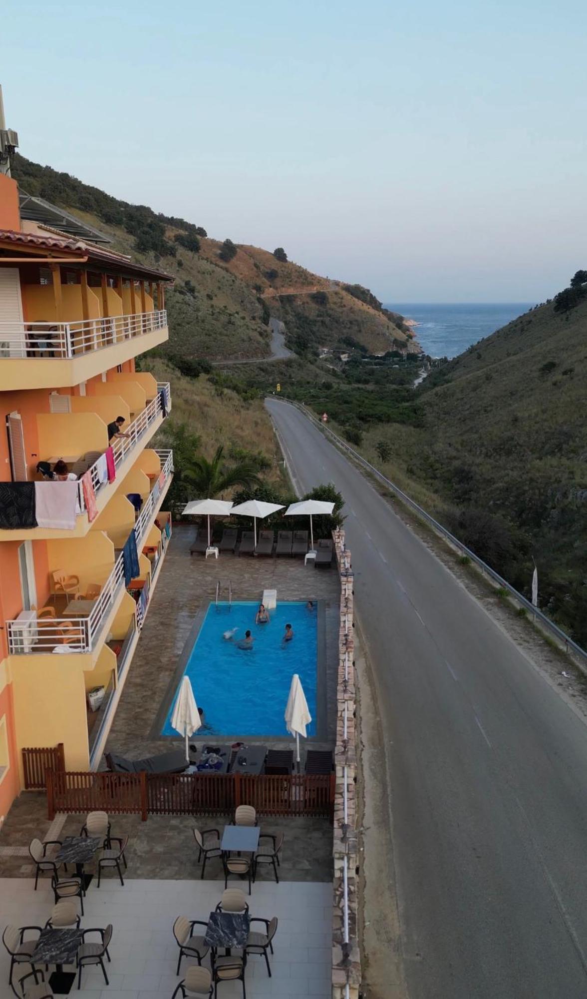 Hotel Karos Llaman Himare