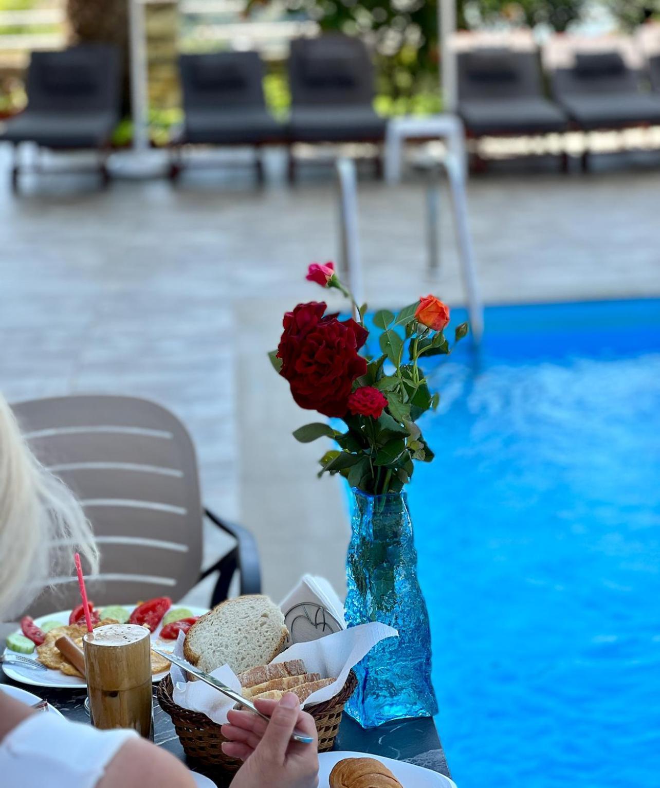 Karos Llaman Hotel